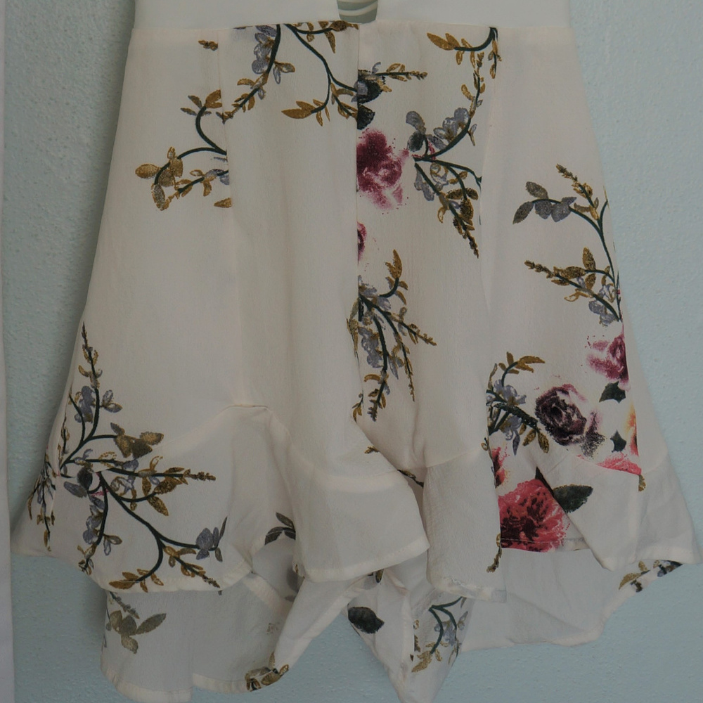 White Strappy back Floral Romper - Picture 7 of 7